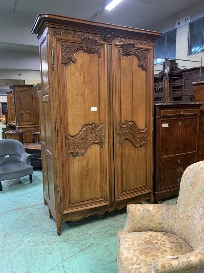 Belle armoire de style Louis XV en chêne massif