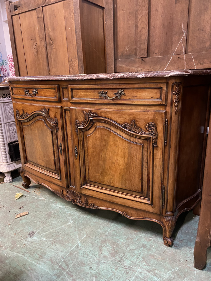 Superbe buffet en noyer de style Louis XV