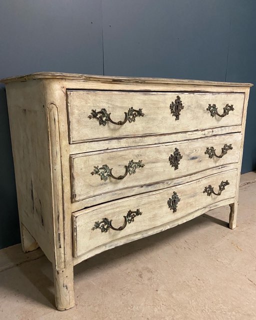 Elégante commode en orme patinée époque XVIII ème