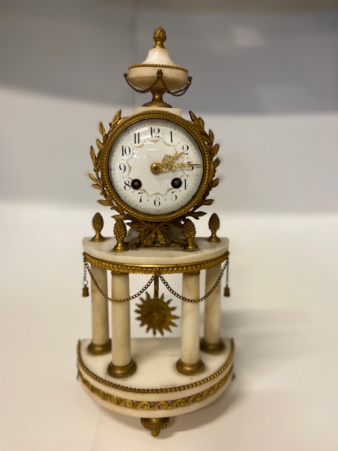 Pendule à portique de style Louis XVI en bronze et marbre