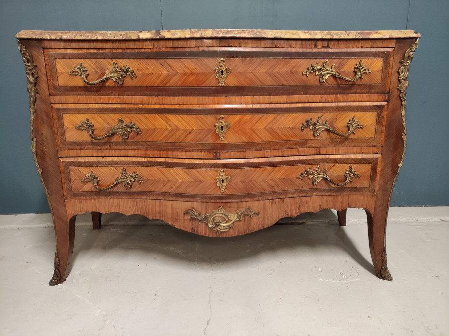 Commode de style Louis XV en marqueterie ouvrant à 3 tiroirs