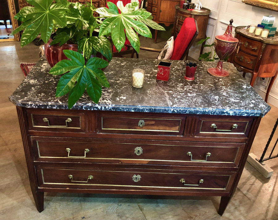 Commode style Louis XVI