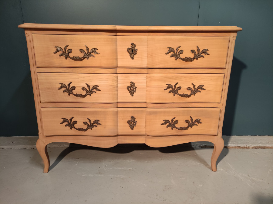 Élégante et Imposante commode Baroque en bois naturel ouvrant à 3 tiroirs
