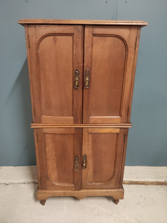 Petit Meuble de Rangement en noyer ouvrant à 4 volets