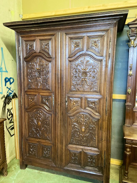 Grande armoire en chene richement scupltée