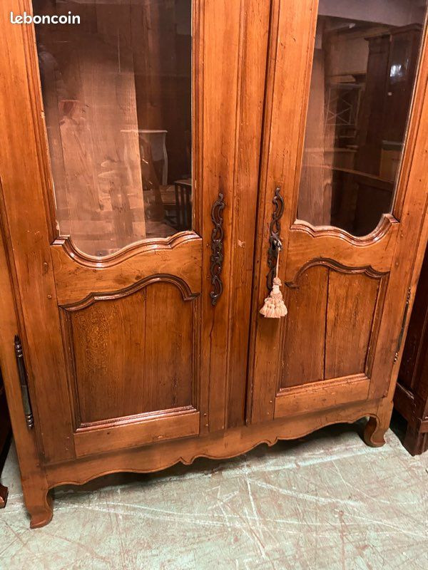 Vitrine en noyer de style Louis XV