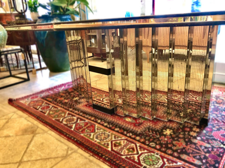Incroyable table en marqueterie de miroir de la maison Roméo
