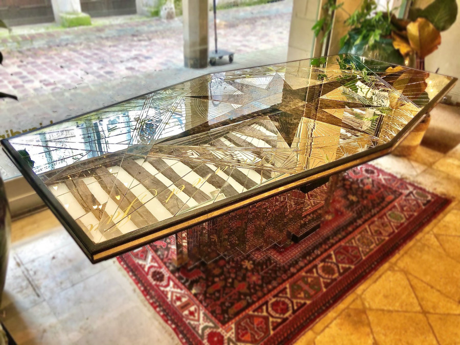 Incroyable table en marqueterie de miroir de la maison Roméo