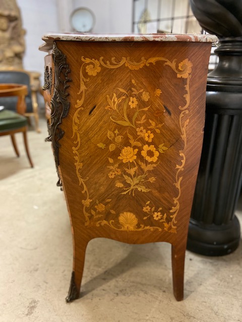 Commode De Style Louis Xv La Brocante En Ligne