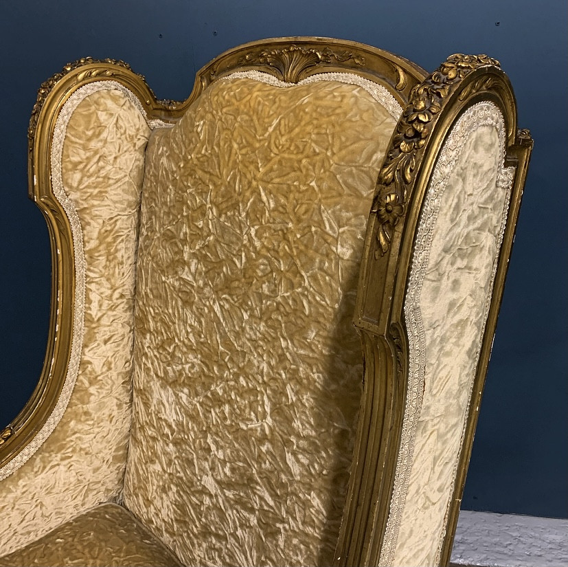 Elégant fauteuil en bois doré