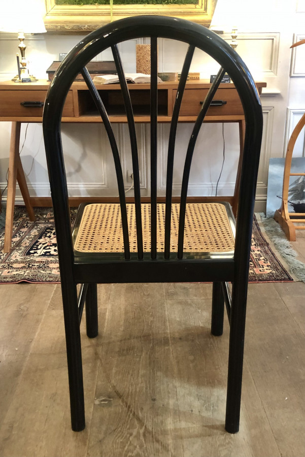 Série de quatre chaises cannées au design italien