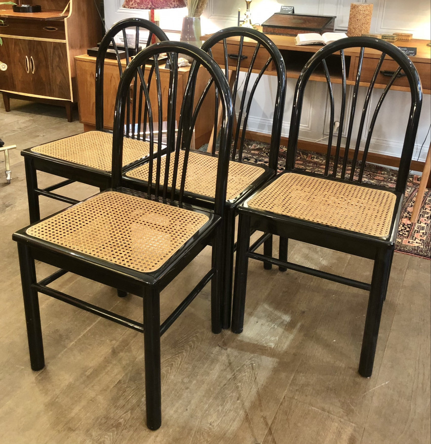 Série de quatre chaises cannées au design italien