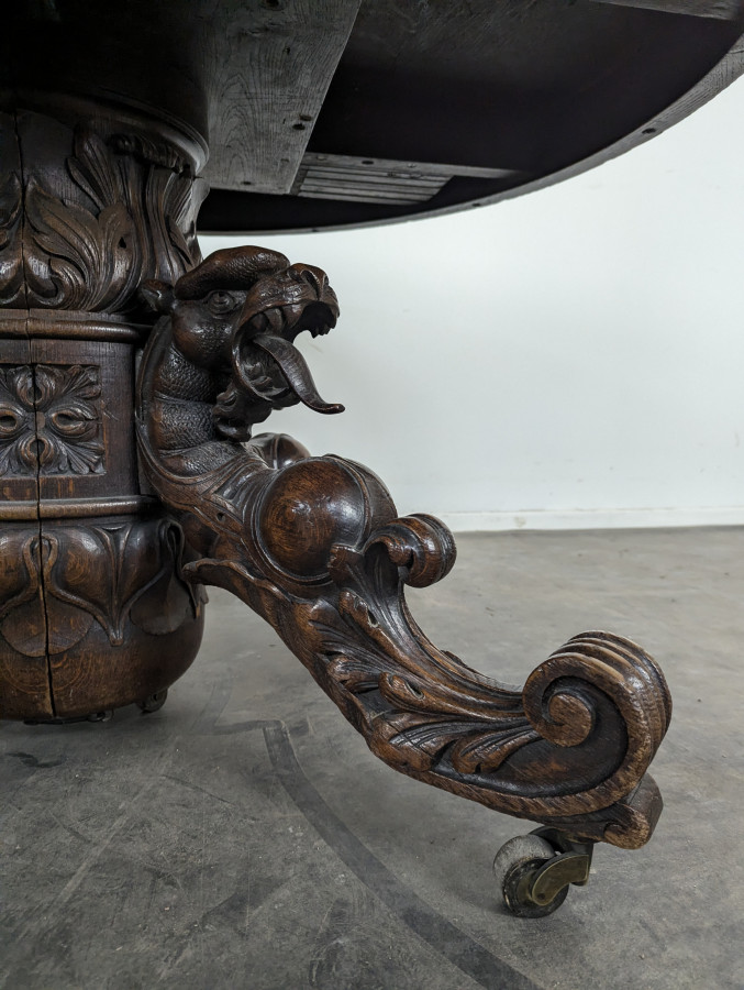 Guéridon de style Renaissance à têtes de dragons en chêne