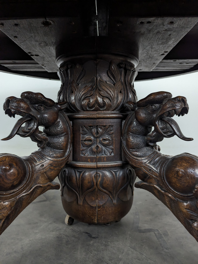 Guéridon de style Renaissance à têtes de dragons en chêne