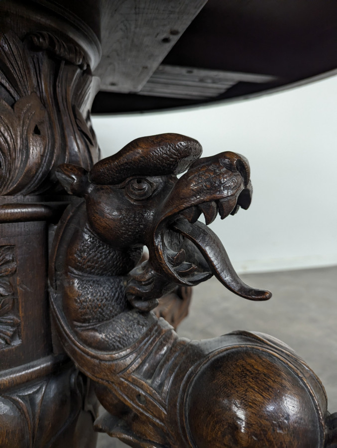 Guéridon de style Renaissance à têtes de dragons en chêne