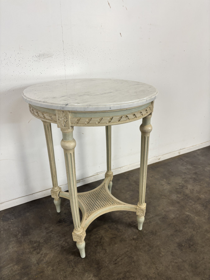 Guéridon de style Louis XVI laqué, plateau de marbre blanc