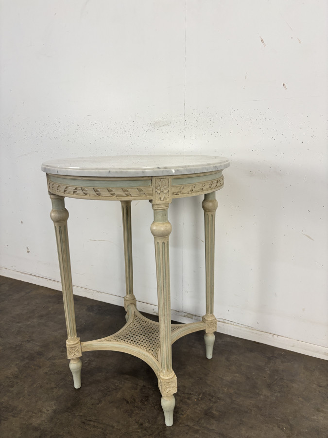 Guéridon de style Louis XVI laqué, plateau de marbre blanc