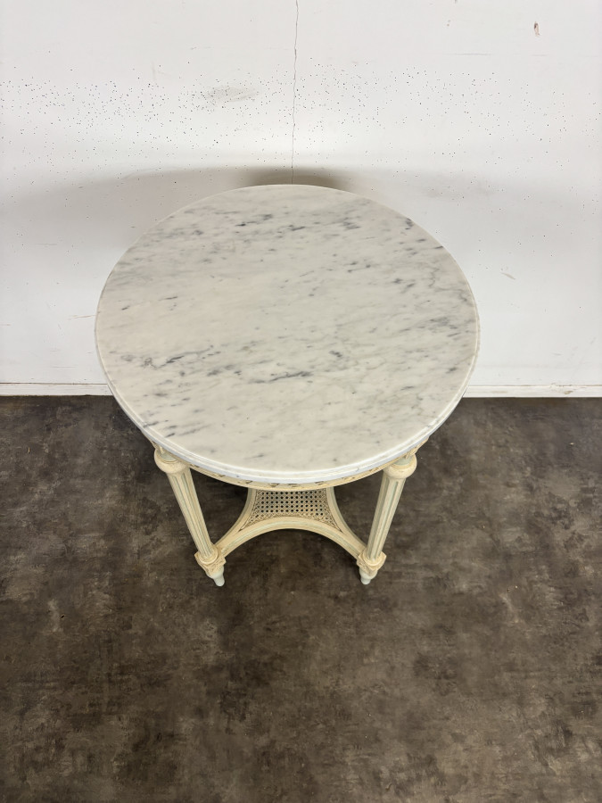 Guéridon de style Louis XVI laqué, plateau de marbre blanc