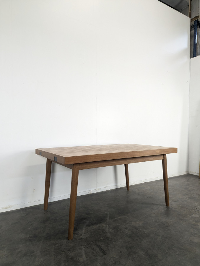 Table moderniste en teck avec 2 allonges