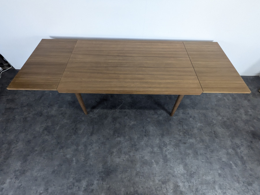 Table moderniste en teck avec 2 allonges