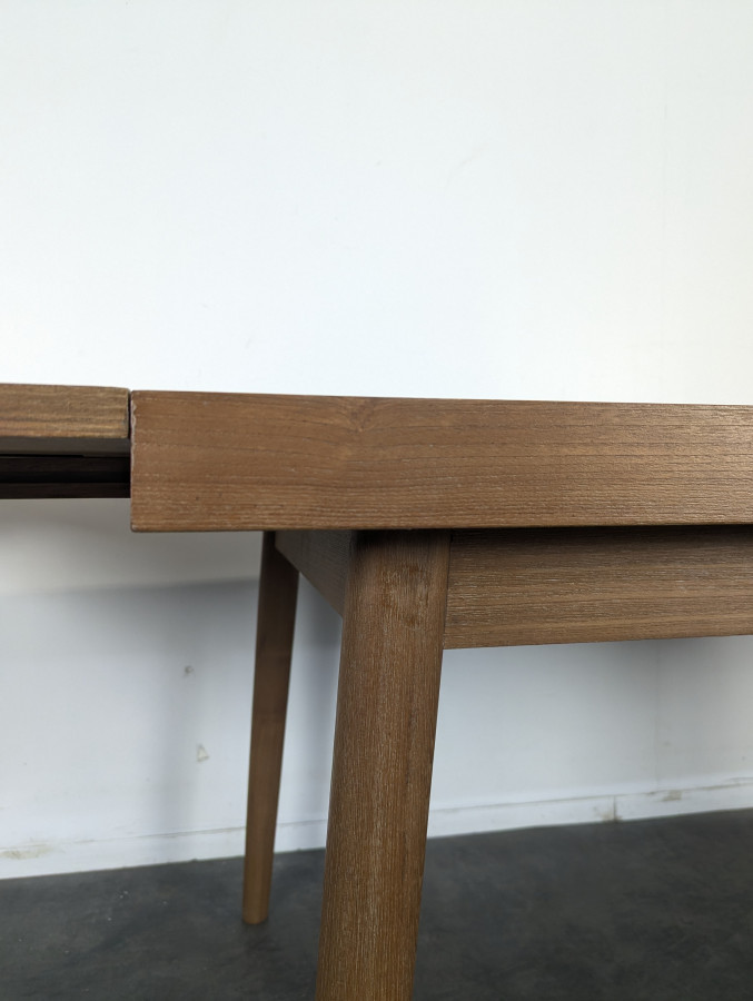 Table moderniste en teck avec 2 allonges