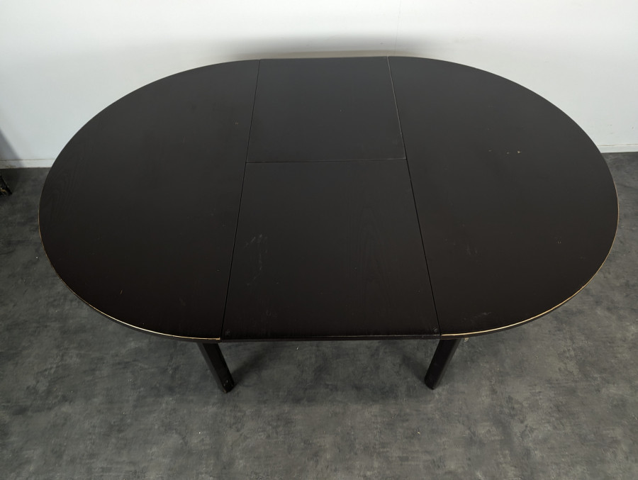 Table moderne teinté noir en chêne