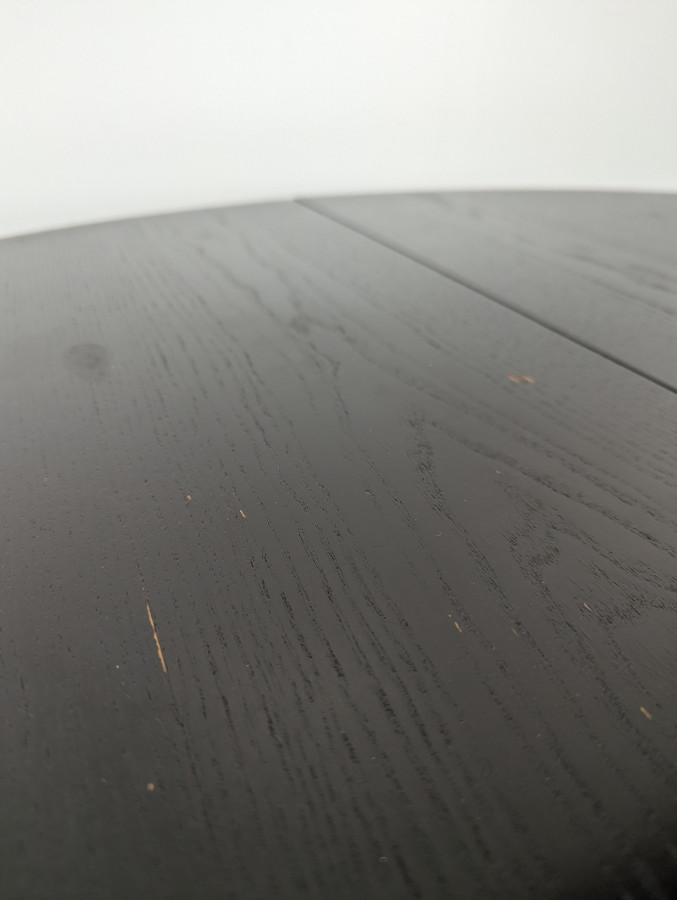 Table moderne teinté noir en chêne