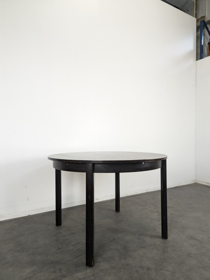 Table moderne teinté noir en chêne