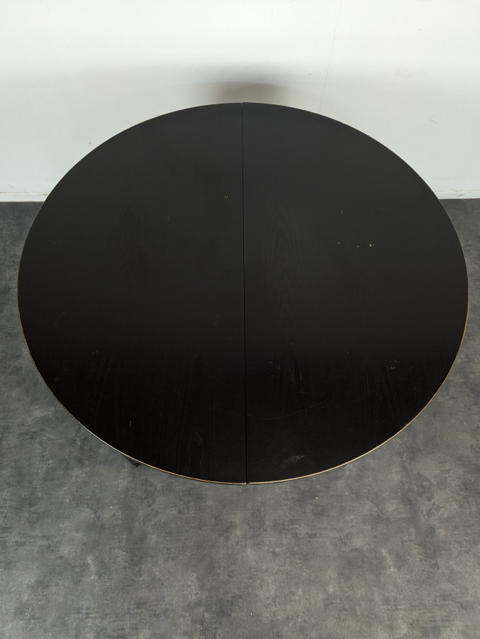 Table moderne teinté noir en chêne