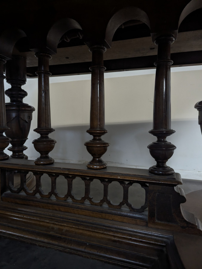 Table de style Renaissance en noyer massif