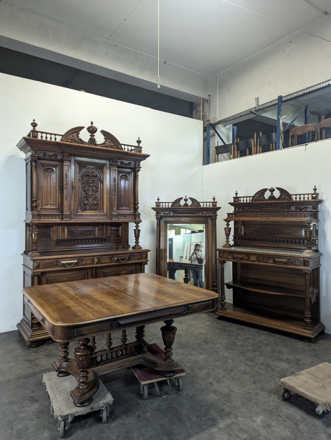 Table de style Renaissance en noyer massif