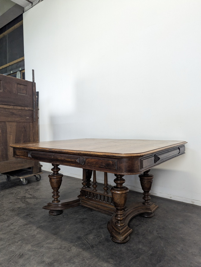 Table de style Renaissance en noyer massif
