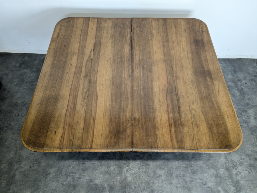 Table de style Renaissance en noyer massif