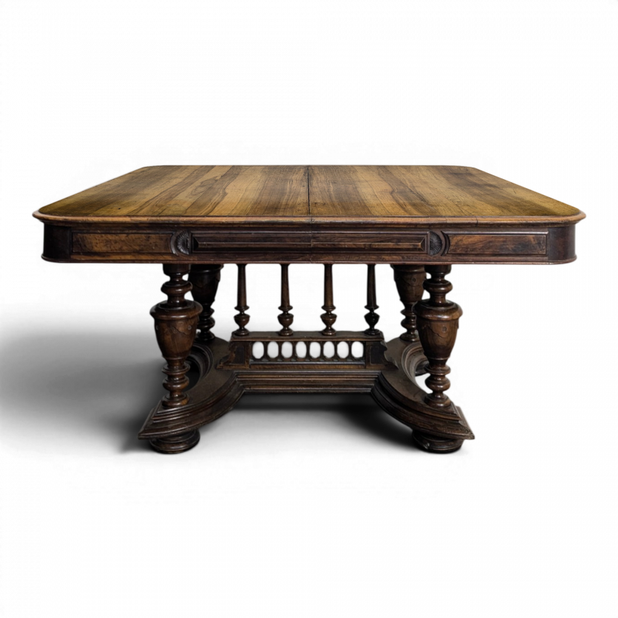 Table de style Renaissance en noyer massif