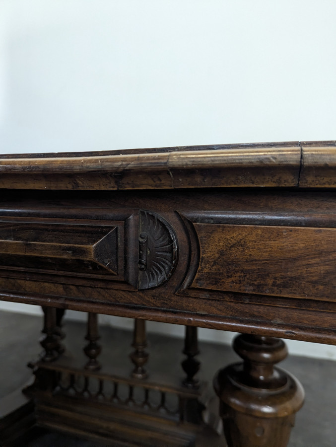 Table de style Renaissance en noyer massif