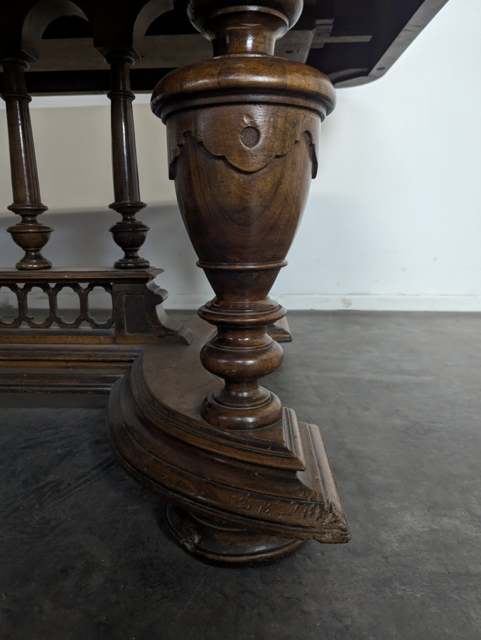 Table de style Renaissance en noyer massif