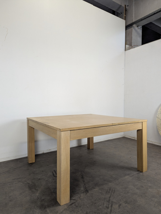 Grande table moderne carrée