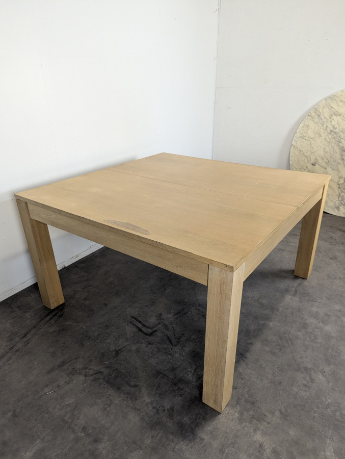 Grande table moderne carrée