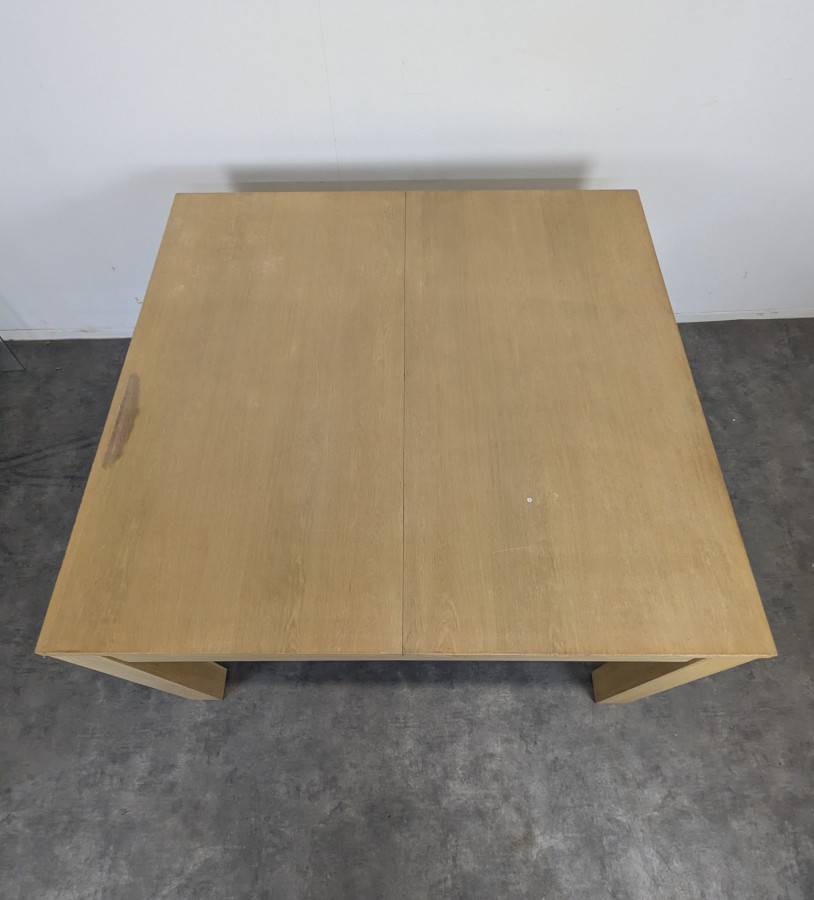 Grande table moderne carrée