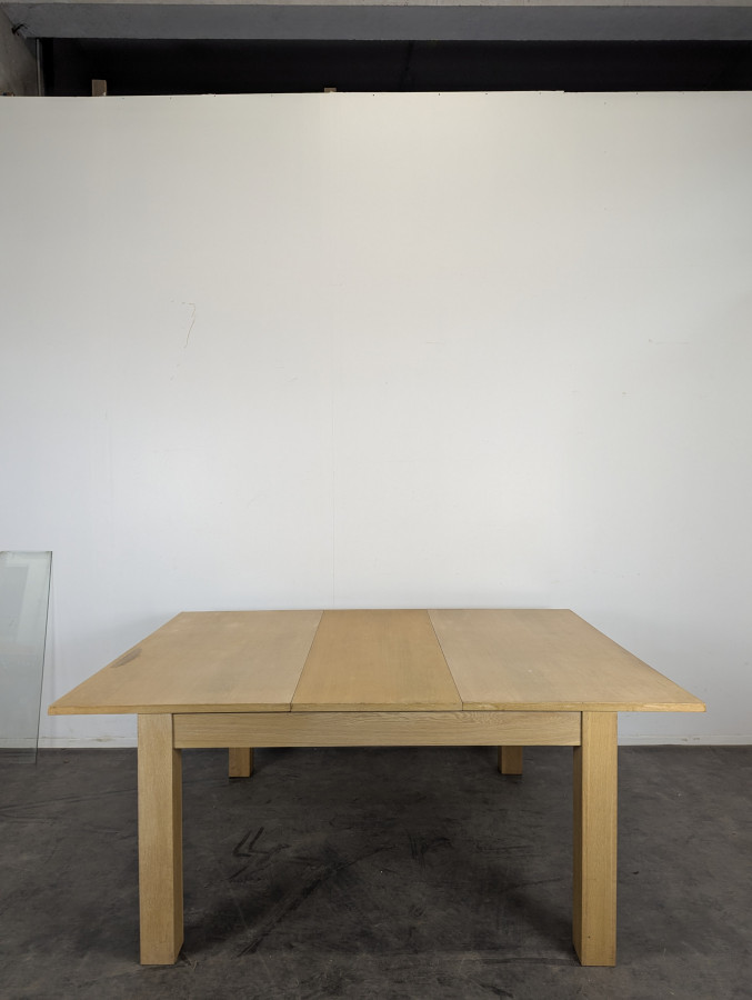 Grande table moderne carrée