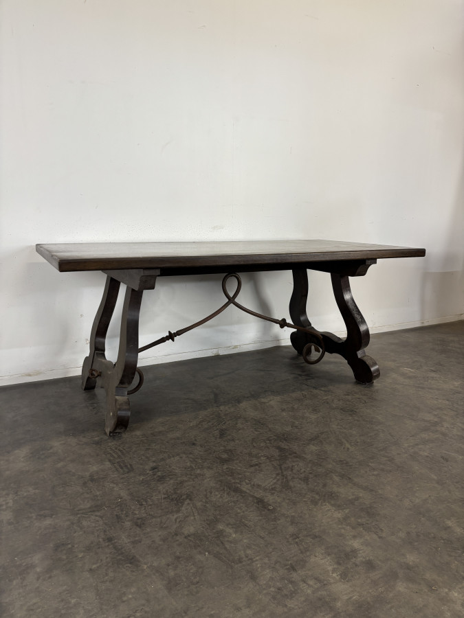 Table de style espagnol en chêne et fer forgé