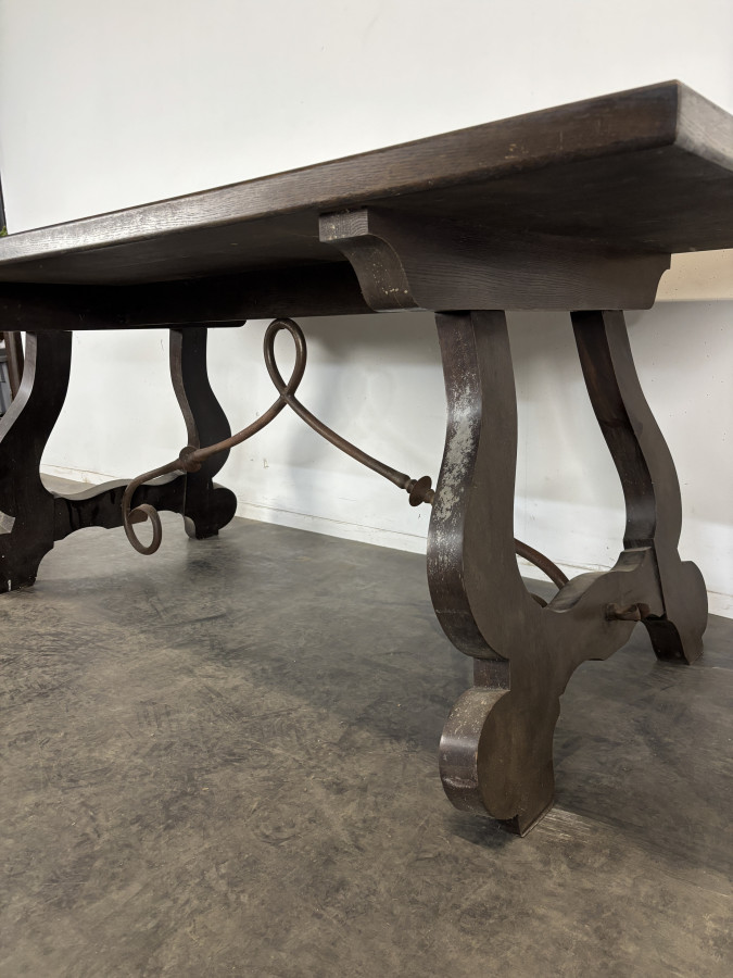 Table de style espagnol en chêne et fer forgé