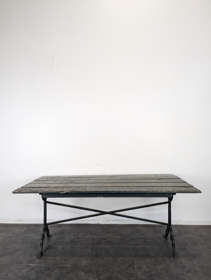Table de jardin à piètement en fonte et plateau en bois peint vert