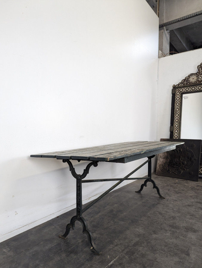 Table de jardin à piètement en fonte et plateau en bois peint vert