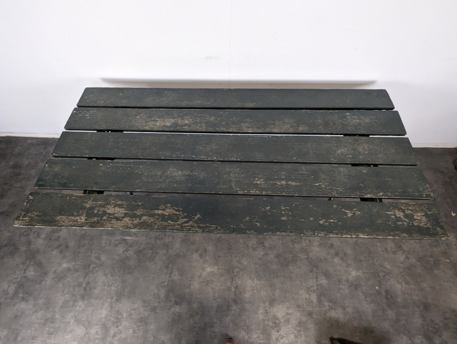 Table de jardin à piètement en fonte et plateau en bois peint vert