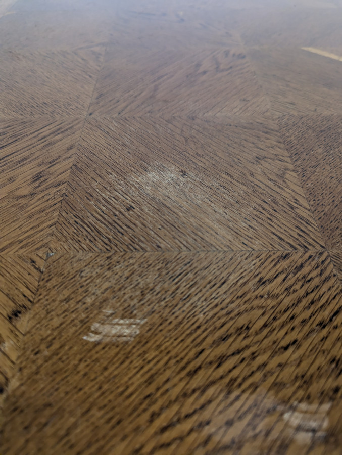 Table à rallonges années 40 en chêne à plateau marqueté de cubes
