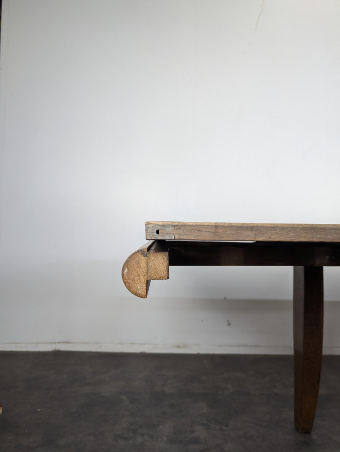 Table à rallonges années 40 en chêne à plateau marqueté de cubes