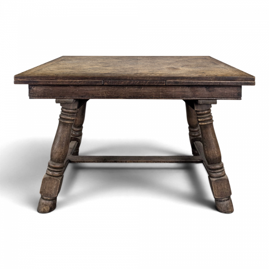 Table à rallonges années 40 en chêne plateau marqueté pieds balustres