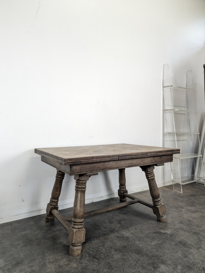 Table à rallonges années 40 en chêne plateau marqueté pieds balustres