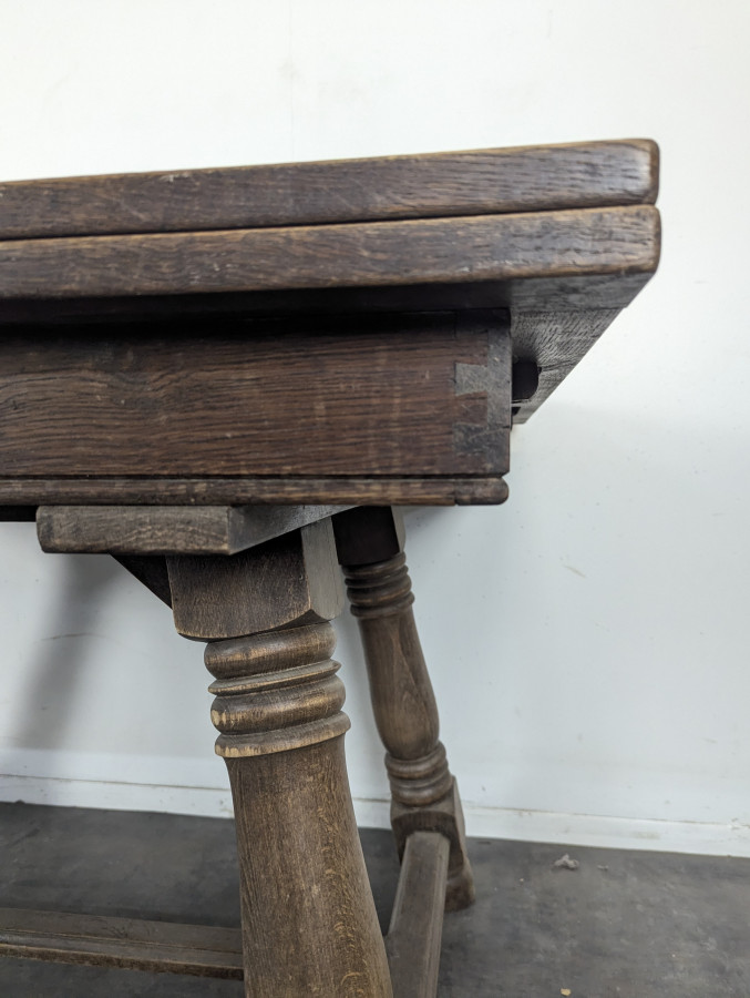 Table à rallonges années 40 en chêne plateau marqueté pieds balustres